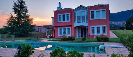 Villa | 4 bedrooms, Internet