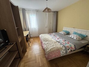 2 bedrooms, iron/ironing board, WiFi
