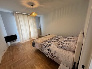 2 bedrooms, iron/ironing board, WiFi