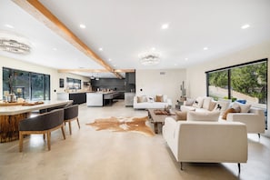 Luxury-Villa, Mehrere Betten, Poolzugang, Bergblick (Del Campo Villa) | Innenbereich