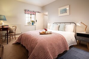 1 slaapkamer, een strijkplank/strijkijzer, internet, beddengoed