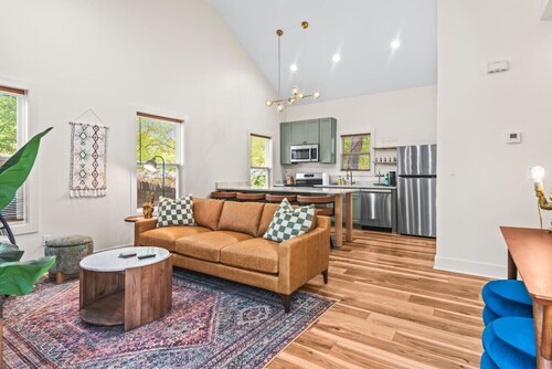 Hot Tub | Pet-Friendly | The Beacon Retreat