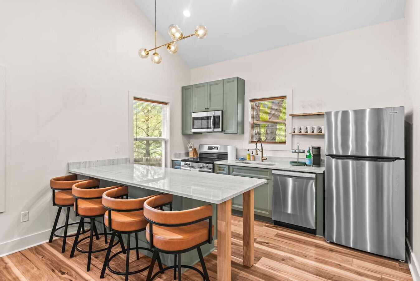 Kjøleskap, mikrobølgeovn, ovn og kokeplater