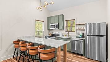 Kjøleskap, mikrobølgeovn, ovn og kokeplater