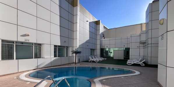Outdoor pool - Manzil-1BR near JBR Beach & Blue Waters  (Dubai)
