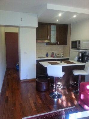 Kühlschrank, Mikrowelle, Ofen, Herdplatte