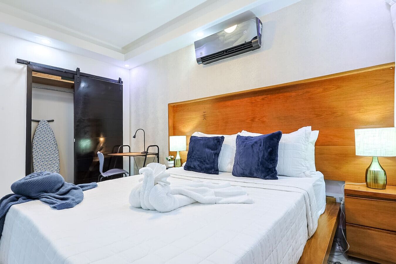 2 habitaciones, escritorio, tabla de planchar con plancha y wifi 