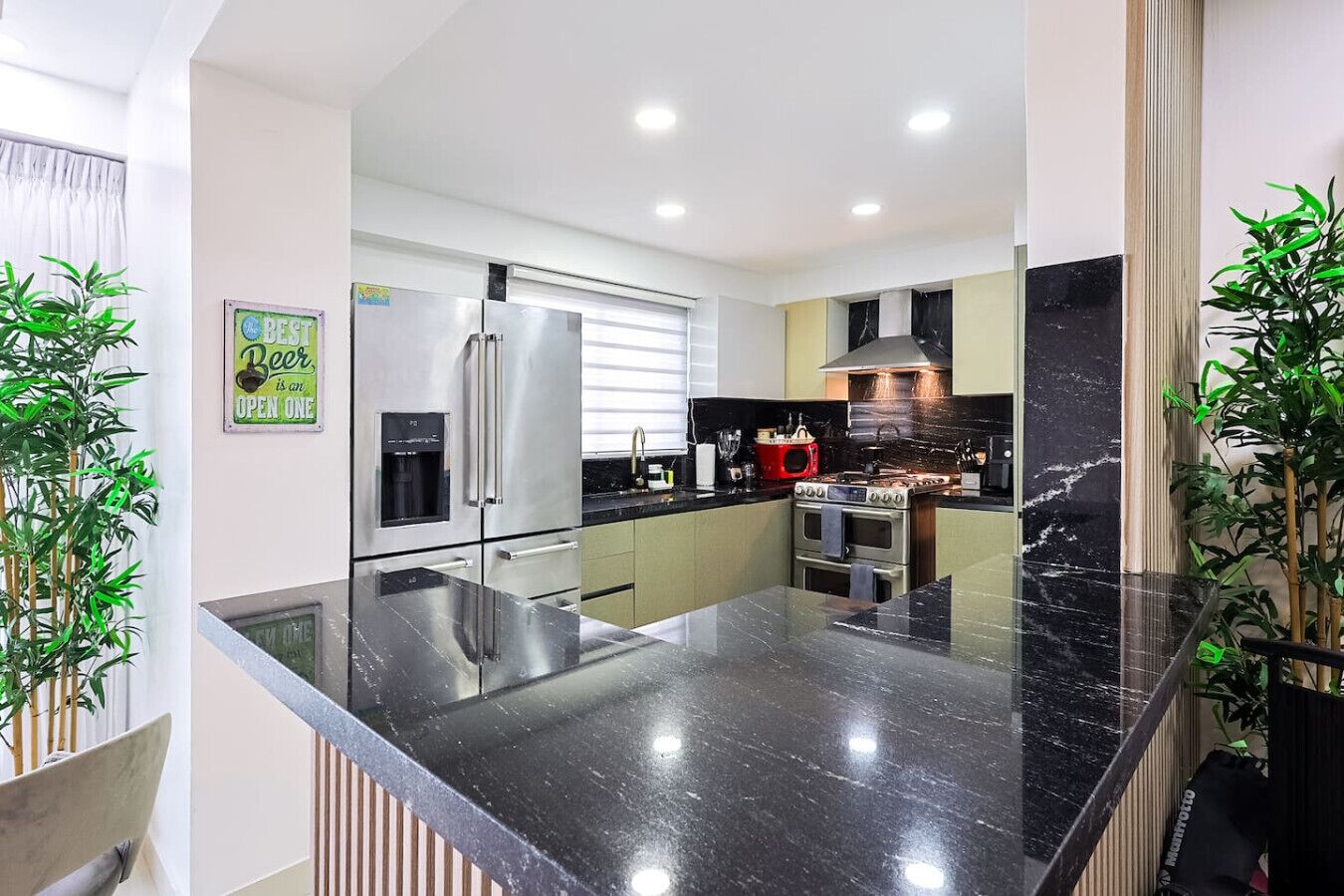 Réfrigérateur, four, plaque de cuisson, cafetière/bouilloire