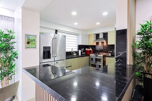 Jääkaappi, uuni, liesi, kahvin-/teenkeitin