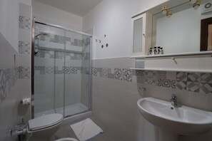Hair dryer, towels, shampoo, toilet paper