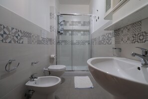Hair dryer, towels, shampoo, toilet paper - Vincenzo House (Castelluzzo)