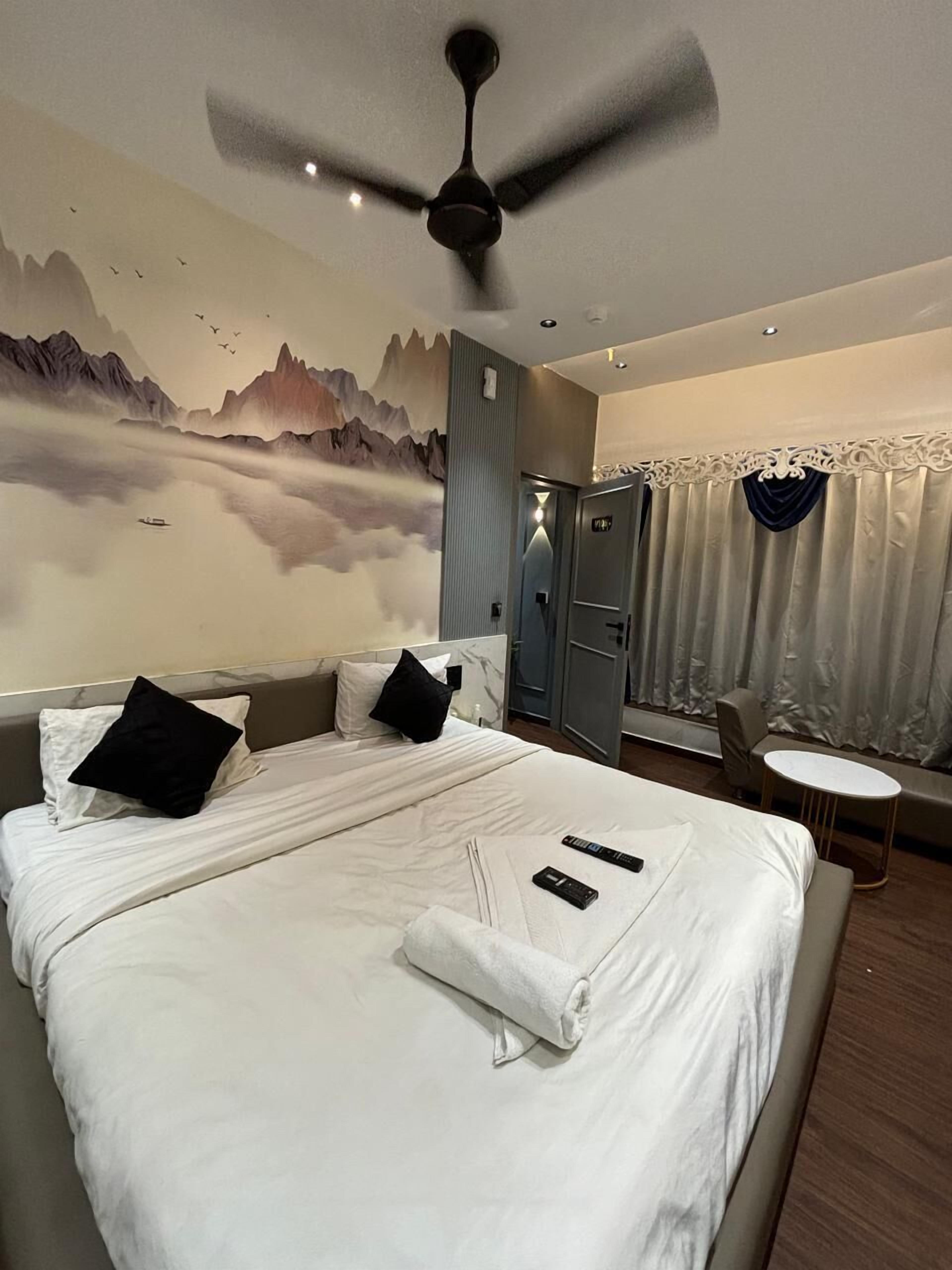 Double Room, City View | Soundproofing, iron/ironing board, free WiFi