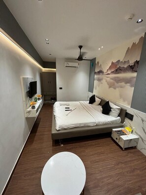 Dobbeltrom, byutsikt | Lydisolert, strykejern/-brett og wi-fi (inkludert)