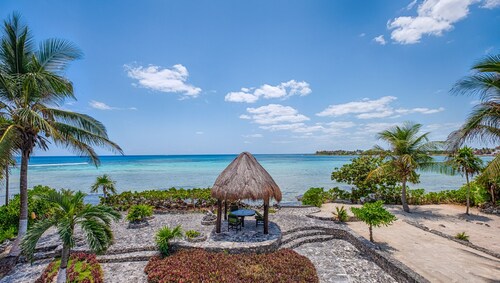 Timeless Oceanfront Villa with Pool in North Akumal