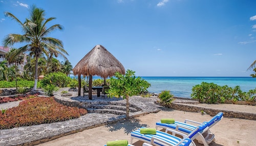 Timeless Oceanfront Villa with Pool in North Akumal