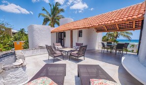 Outdoor dining - Timeless Oceanfront Villa with Pool in North Akumal (Akumal)