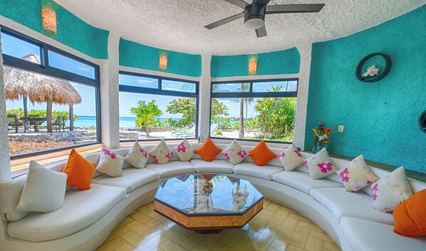 Smart TV - Timeless Oceanfront Villa with Pool in North Akumal (Akumal)