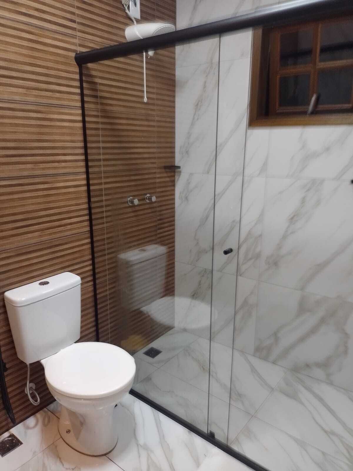 Chalet Premium, véranda, vue jardin | Salle de bain | Baignoire et douche séparées, serviettes fournies, savon, shampoing