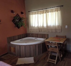 Economy Chalet, Lanai | 1 bedroom, premium bedding, free WiFi, bed sheets - Pousada Recanto Lajinha (Resende)