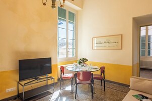 Family Apartment, 3 Bedrooms, Microwave (Precious Apartment Genova Historic) | Dining