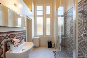 Family Apartment, Multiple Bedrooms (Precious Apartment Genova Historic) | Bathroom | Shower, hair dryer, bidet, towels - Precious Apartment Genova Historic Center (Genoa)