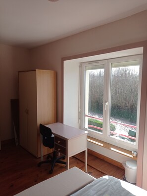 2 habitaciones, tabla de planchar con plancha, wifi y ropa de cama