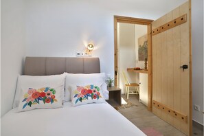 2 Schlafzimmer, Schreibtisch, Bügeleisen/Bügelbrett, Reisekinderbett