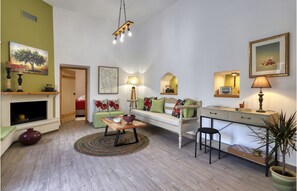 Smart TV, fireplace