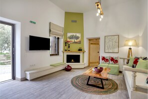 Smart TV, fireplace