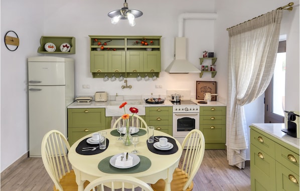 Fridge, oven, stovetop, coffee/tea maker