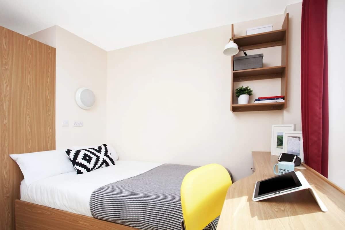 Cortinas blackout, wifi gratis y ropa de cama