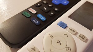 Une télécommande dotée de plusieurs boutons, notamment pour Netflix, Hulu et Prime Video.