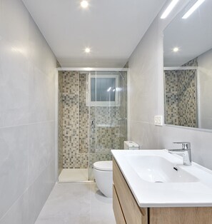 Shower, hair dryer, towels - Zenna | The Rentals Collection (San Sebastián)
