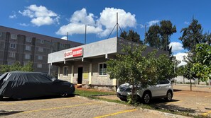 Exterior - Modern 2BR with fast WiFi, elevator, full furnishings, and convenient minimart. (Ongata Rongai)