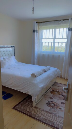 2 bedrooms, iron/ironing board, WiFi - Modern 2BR with fast WiFi, elevator, full furnishings, and convenient minimart. (Ongata Rongai)