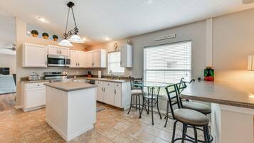 House (4 Bedrooms) | Interior