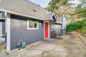 House (3 Bedrooms) | Interior - Walk to Beaches: Waterfront Home in Port Orchard! (Port Orchard)