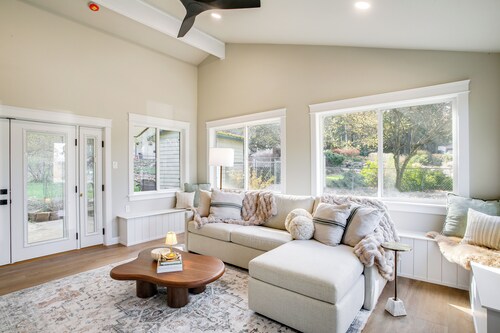 30 Mins to Ski Resorts & December Specials!