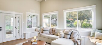 30 Mins to Ski Resorts & December Specials!