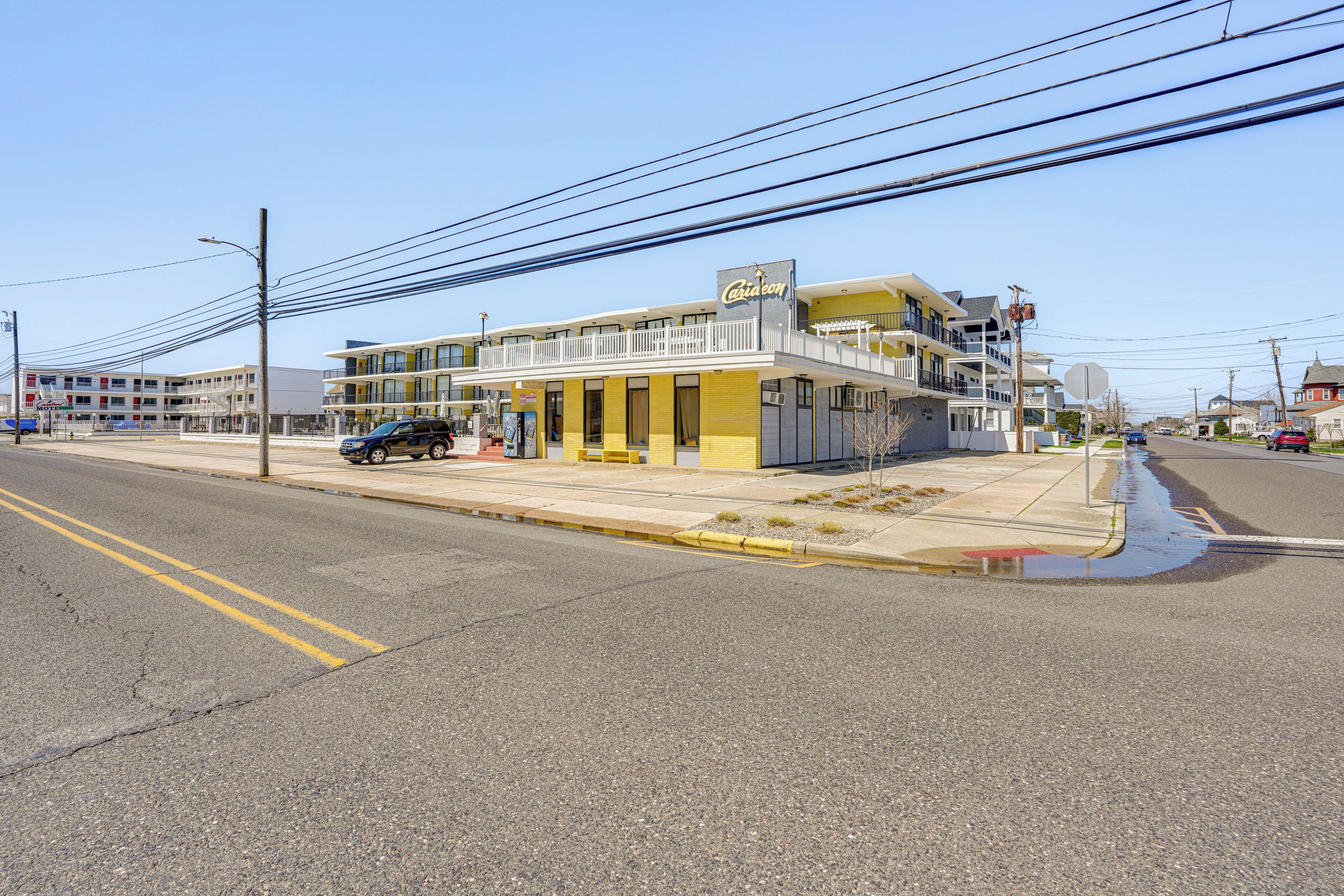 Un immeuble à plusieurs étages, doté d’une façade jaune et d’une enseigne sur laquelle on peut lire « Casa de ».