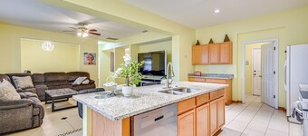 9 Mi to Apollo Beach: Riverview Getaway!
