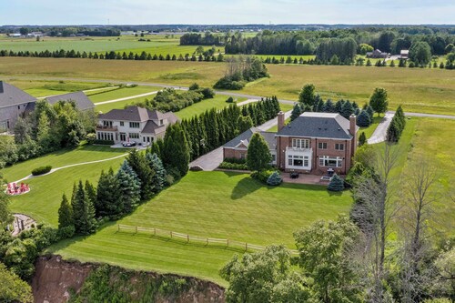 Lake Michigan Gem: Private Beach & Game Room