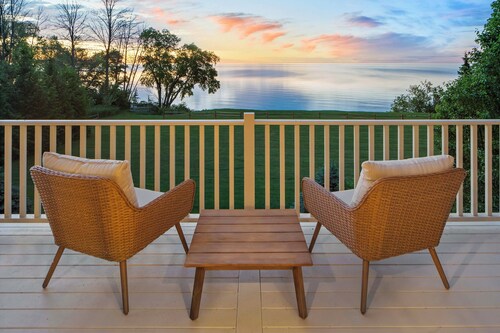 Lake Michigan Gem: Private Beach & Game Room