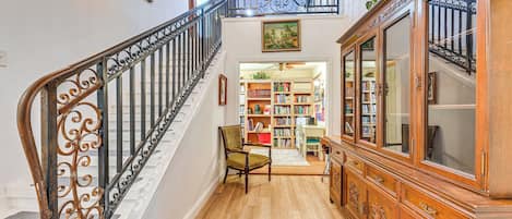 House (5 Bedrooms) | Interior