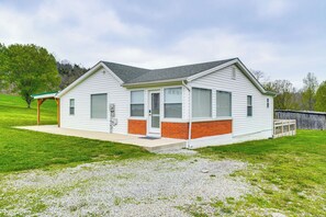 House (2 Bedrooms) | Interior - Peaceful Home w/ Patio on 30 Acres in Coxs Creek! (Coxs Creek)