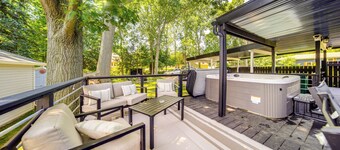 Walk to Marina: Home w/ Hot Tub in Mentor!