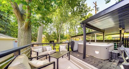 Walk to Marina: Home w/ Deck in Mentor!