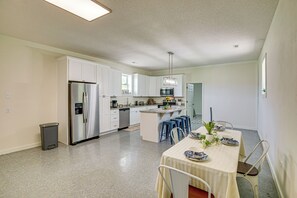 Interior - 6 Mi to Scottsboro: Apt w/ Furnished Porch (Hollywood)