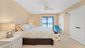 Ein Schlafzimmer mit Bett, Nachttisch, Kommode, Stuhl und Kleiderschrank.