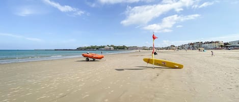 Una playa cerca